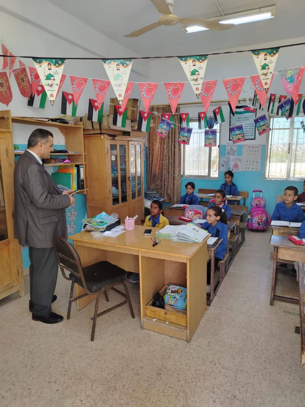 الجريري يلتقي المعلمين والطلبة: تأكيد على الانضباط وتعزيز البيئة المدرسية