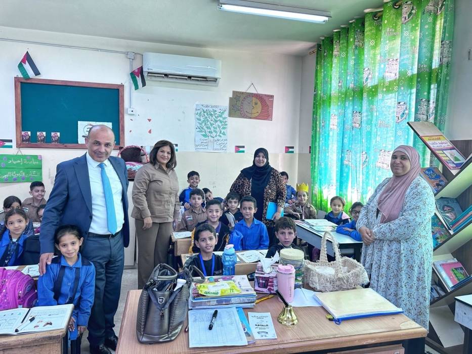 العجارمة تتفقد مدارس النعير في منطقة بدر الجديدة