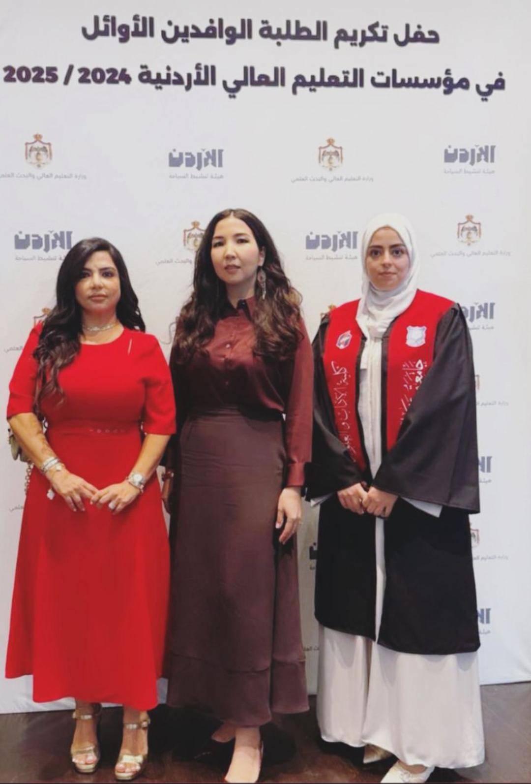 تكريم طالبتين وافدتين من عمان الأهلية في حفل الأوائل بوزارة التعليم العالي