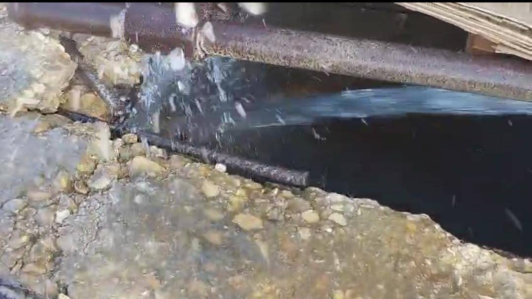 المياه تضبط مزرعة في الموقر تعتدي على خط ناقل ١٦ انش وبيع صهاريج ...  فيديو 