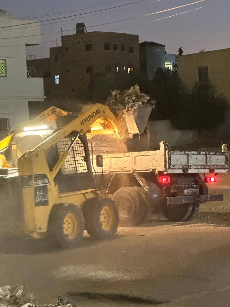 بلدية المفرق الكبرى تواصل حملة النظافة الشاملة في حي الزهور...صور