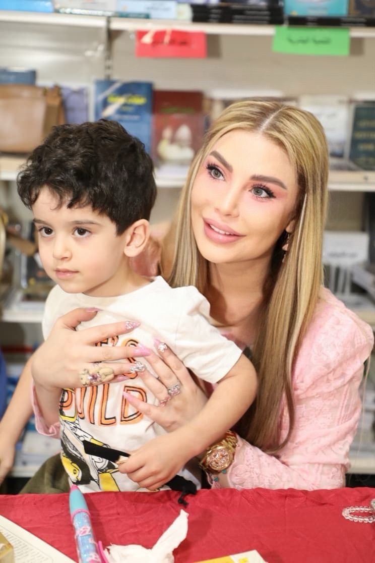 الأديبة سارة طالب السهيل توقّع قصتها للاطفال كفاح الفلاح في معرض عمّان الدولي للكتاب.