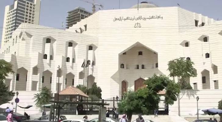 جنايات عمان تقضي بسجن عشريني ضرب سائقاً بموس بسبب خلاف على موقف مركبة