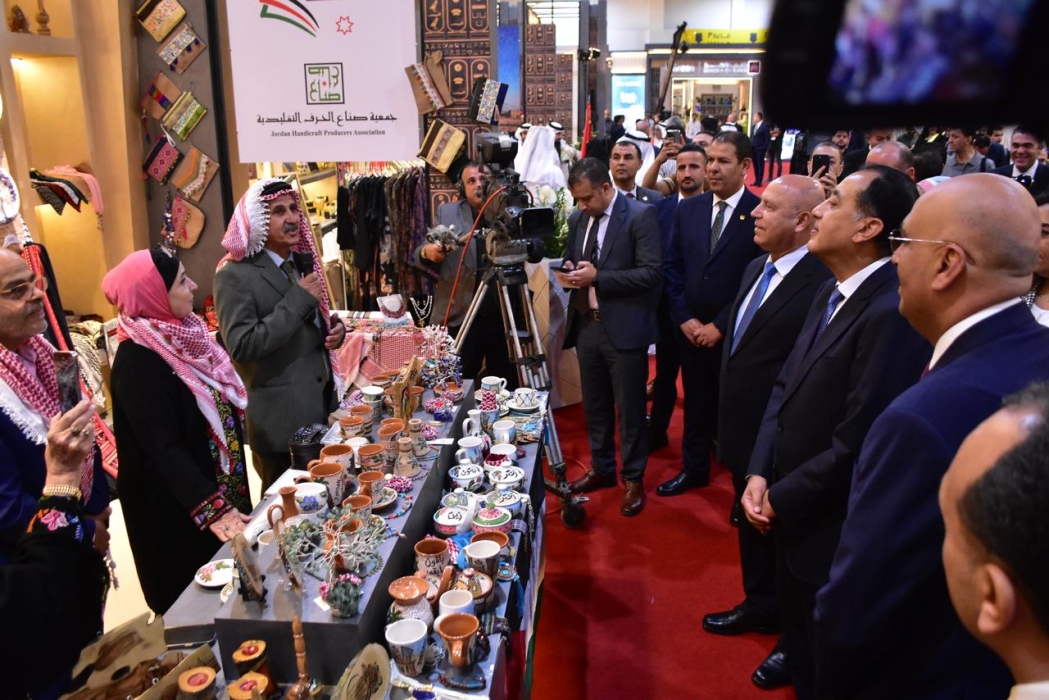 رئيس الوزراء المصري يزور جناح الأردن المشارك في معرض تراثنا بالقاهرة