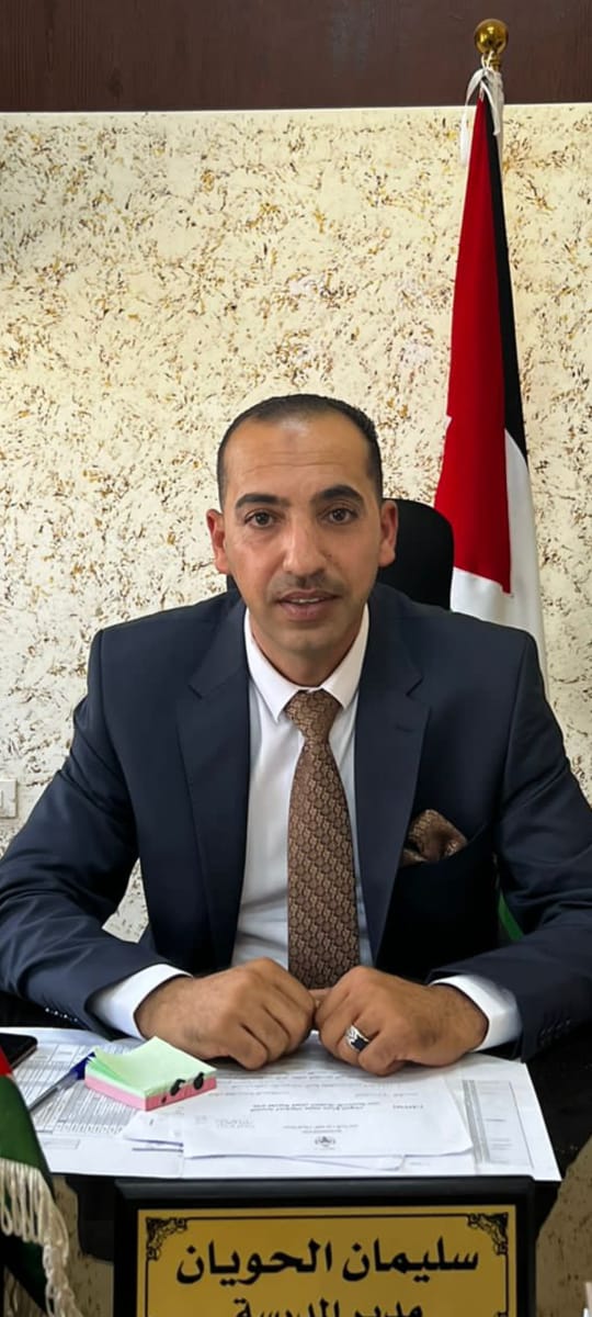 المعلم.. شمعة تنير الدرب وباني الأجيال في زمن العواصف