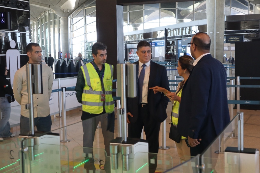 أمين عام النقل يطلع على عمليات مطار الملكة علياء الدولي