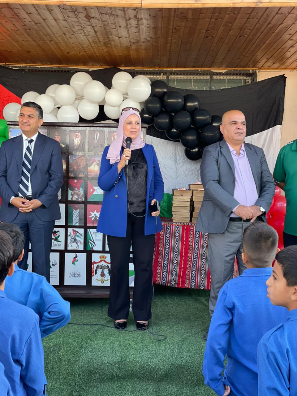 الهاشم والعيطان يشاركان في فعاليات الطابور الصباحي ويكرمان المعلمين بمناسبة يوم المعلم العالمي