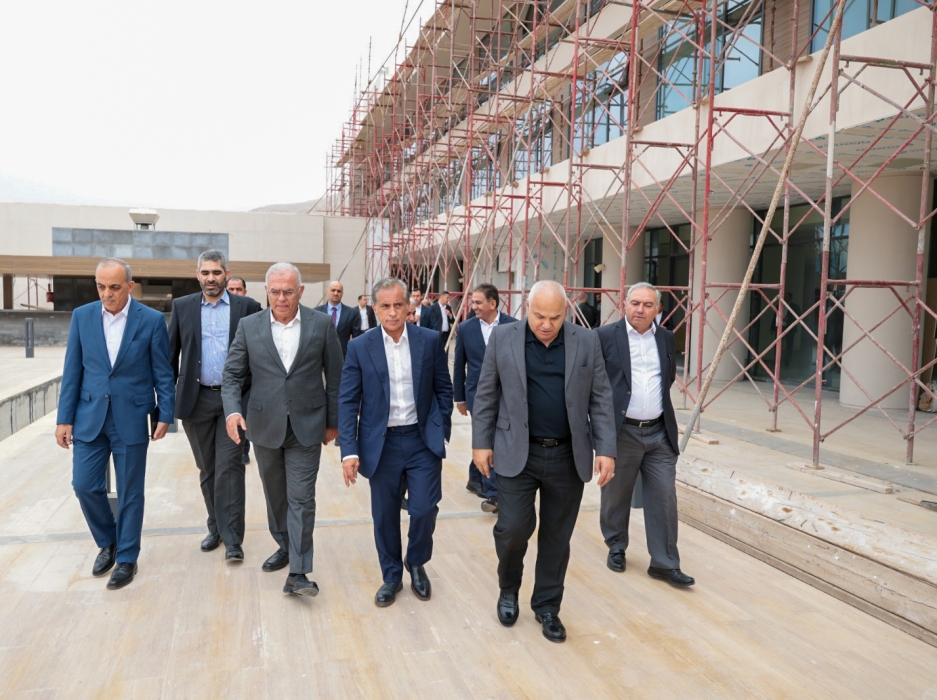 رئيس الوزراء: ضرورة استكمال العمل وتشغيل “كراون بلازا البترا” مطلع العام المقبل