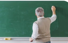 معلمون مكرمون : الاهتمام الحكومي يؤكد مكانة المعلم كركن أساسي في بناء المستقبل