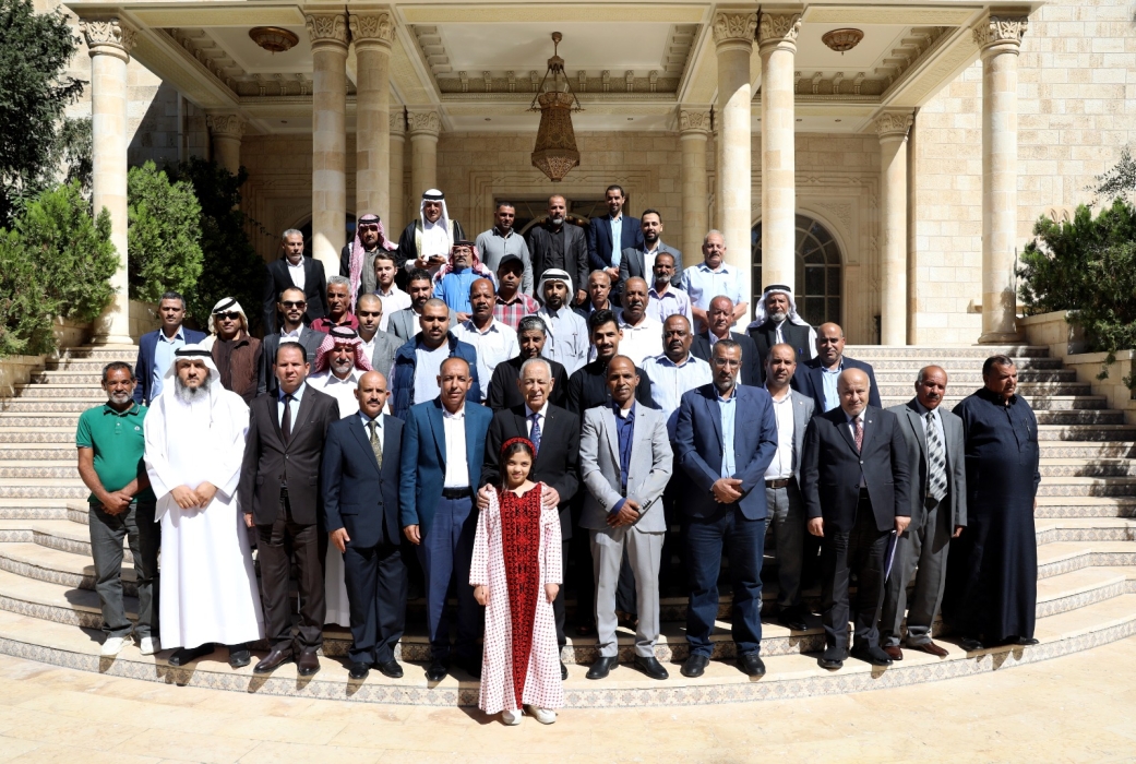 رئيس الديوان الملكي خلال لقائه وفدا من وجهاء وأبناء  عشائر الجبور...صور