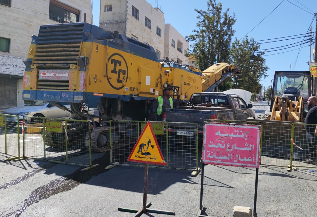 بلدية إربد تباشر أعمال صيانة وتعبيد شارع الأمير محمد في منطقة الرابية