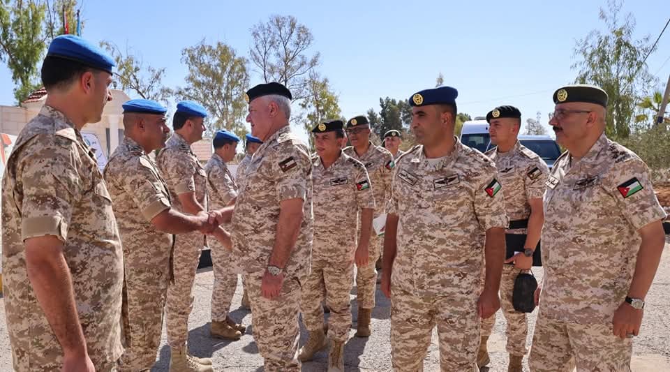رئيس هيئة الأركان المشتركة يزور قيادة المنطقة العسكرية الشرقية ويتفقد مجموعة الدفاع الجوي...صور
