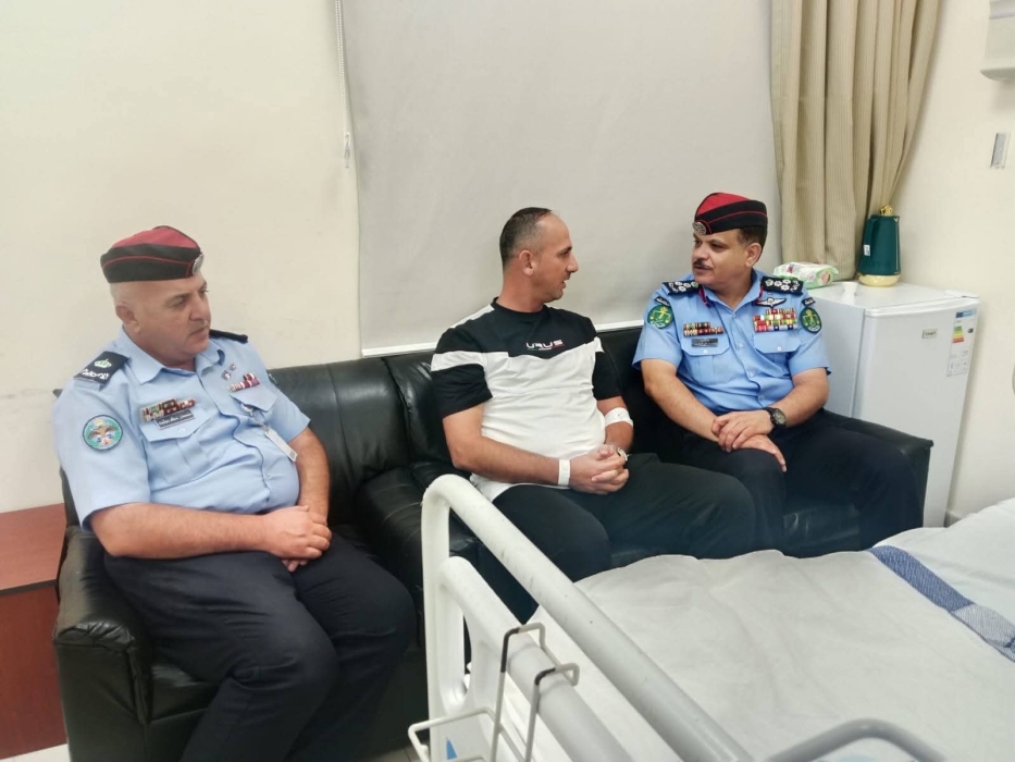 مدير شرطة إربد يزور المومني والوشاح للاطمئنان على سلامتهم