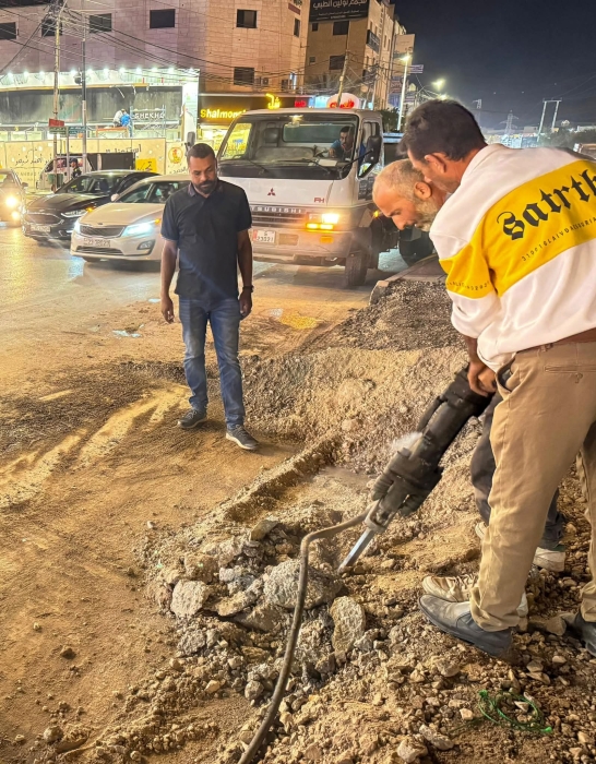 بلدية إربد تبدأ بإزالة أجزاء من الجزيرة الوسطية في شارع الأمير حسن لتحسين انسيابية المرور  صور
