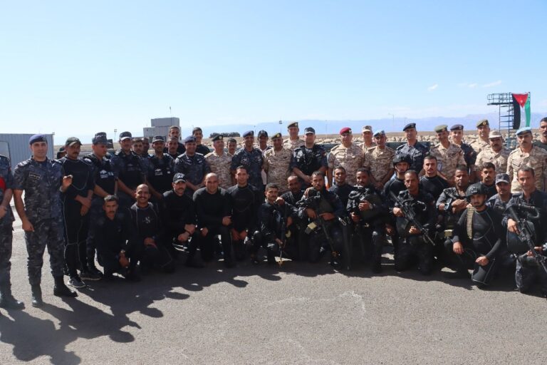 المفتش العام للقوات المسلحة الأردنية يزور مجموعة الضفادع البشرية