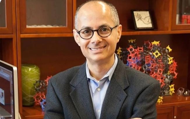 من هو الدكتور الأردني عمر ياغي الفائز بجائزة نوبل للكيمياء ؟