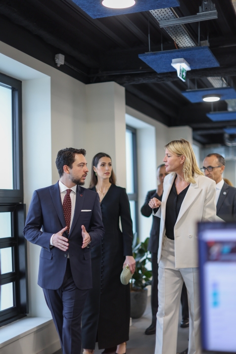 ولي العهد يزور شبكة 42 العالمية المتخصصة بعلوم الحاسوب والبرمجة في باريس