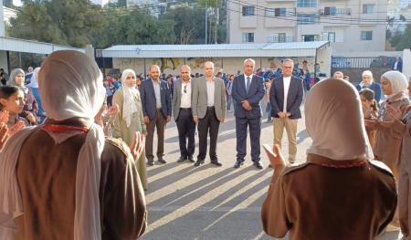 جويعد يكرم مديرة مدرسة الكرامة الأساسية المختلطة