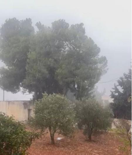 بدء تساقط الأمطار والأمن يحذر من الانزلاقات