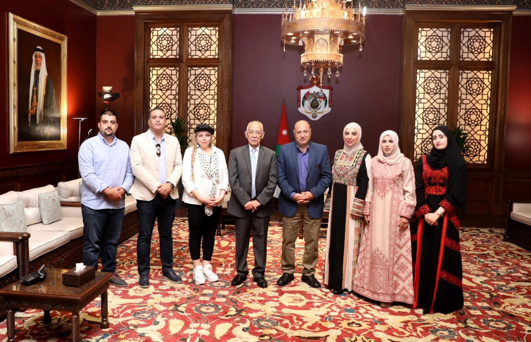 العيسوي خلال لقائه وفدا من عشائر بئر السبع وممثلين عن جمعية الرواد للفنون التشكيلي