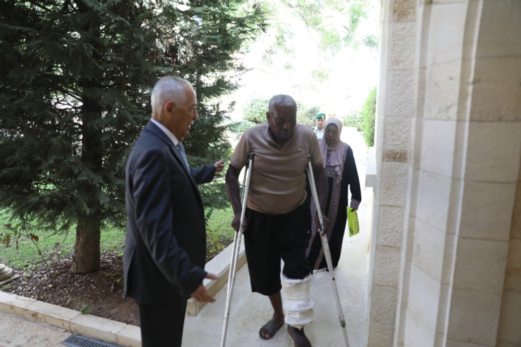 لمسة ملكية تداوي وجع عامل وطن