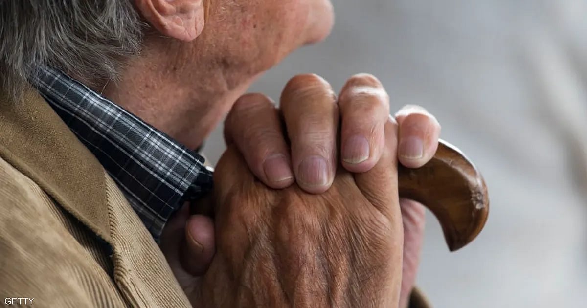طبيب بريطاني يحذر: علامات مبكرة في الذراعين والساقين قد تكشف بداية الخرف