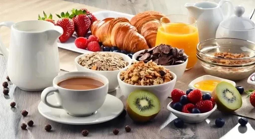 ثلاثة أطعمة تبدأ بها صباحك… لكنها قد تُدمّر جهازك الهضمي!