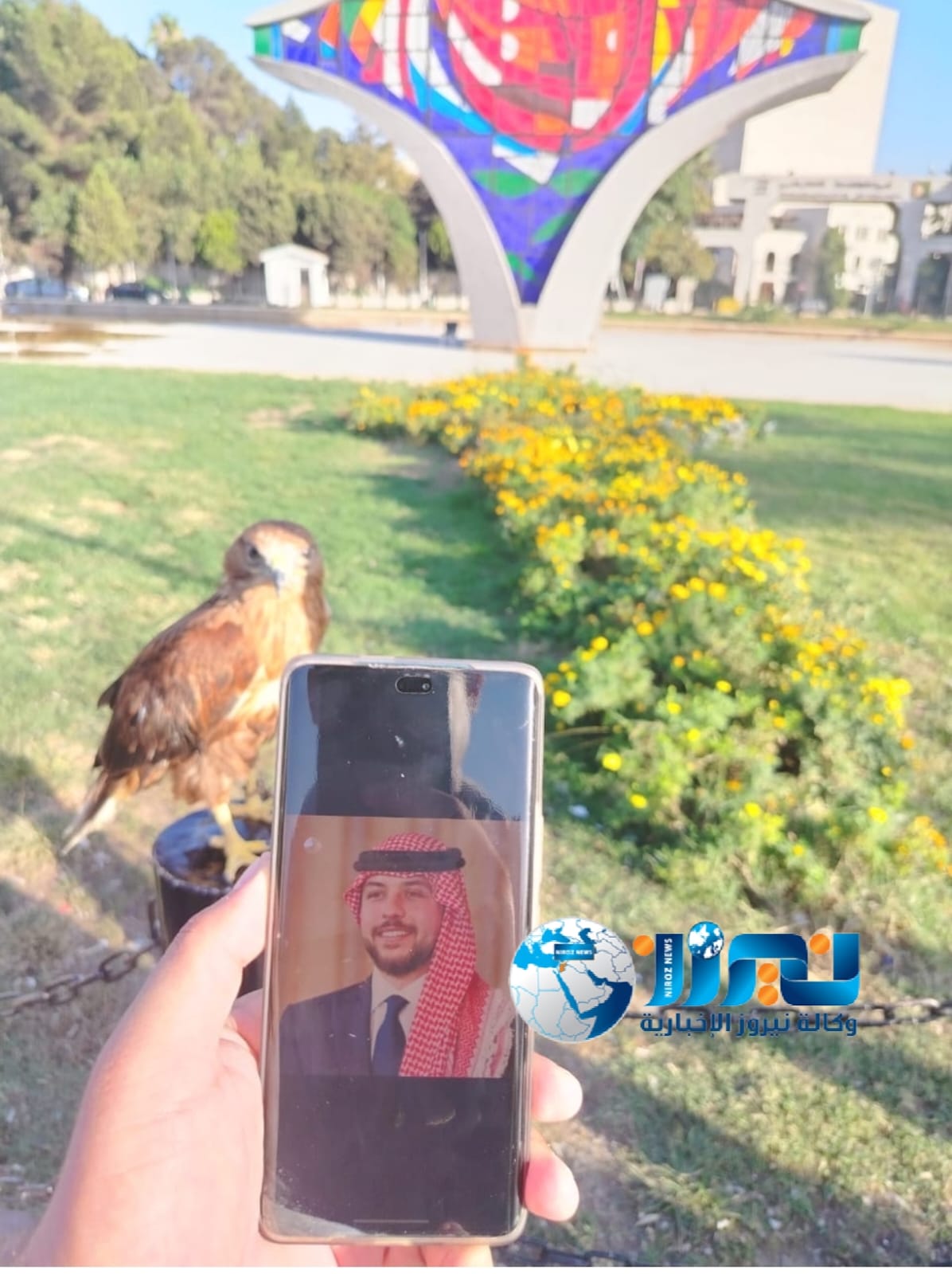 الحوري يلتقط صورة في ساحة الامويين بمحافظة دمشق يجمع فيها  ولي العهد مع  صقرا