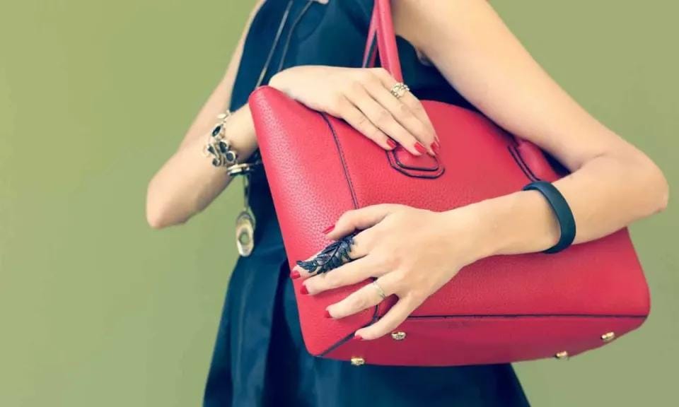 تفسير حلم حقيبة اليد الحمراء في المنام ودلالاتها النفسية