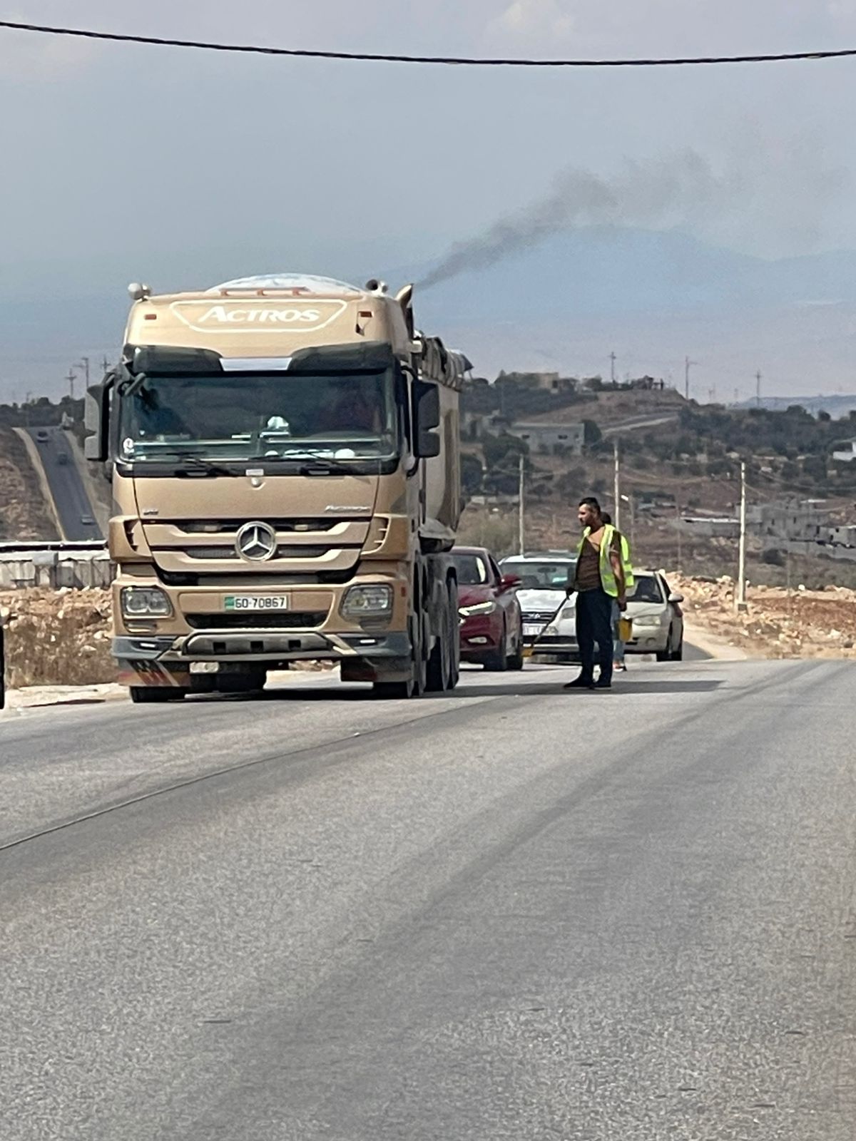 الأشغال تباشر بإجراء تحسينات على طريق البترول بمحافظة إربد...صور