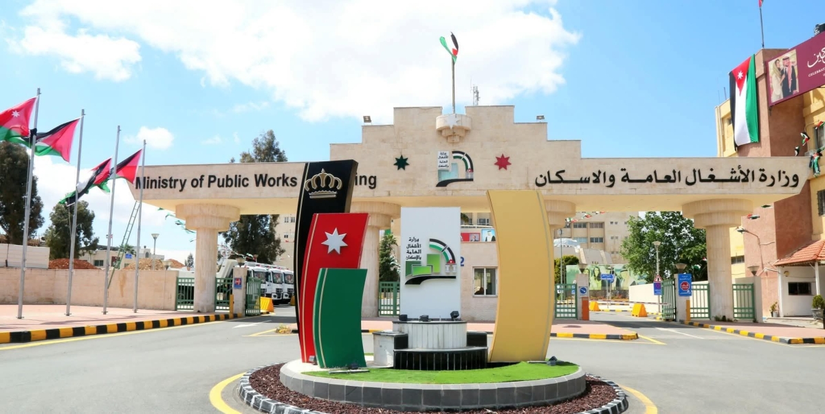 العماوي وشطناوي والروابدة يثمنون استجابة وزارة الأشغال لمطالبهم بإجراء تحسينات شاملة على طريق البترول في إربد