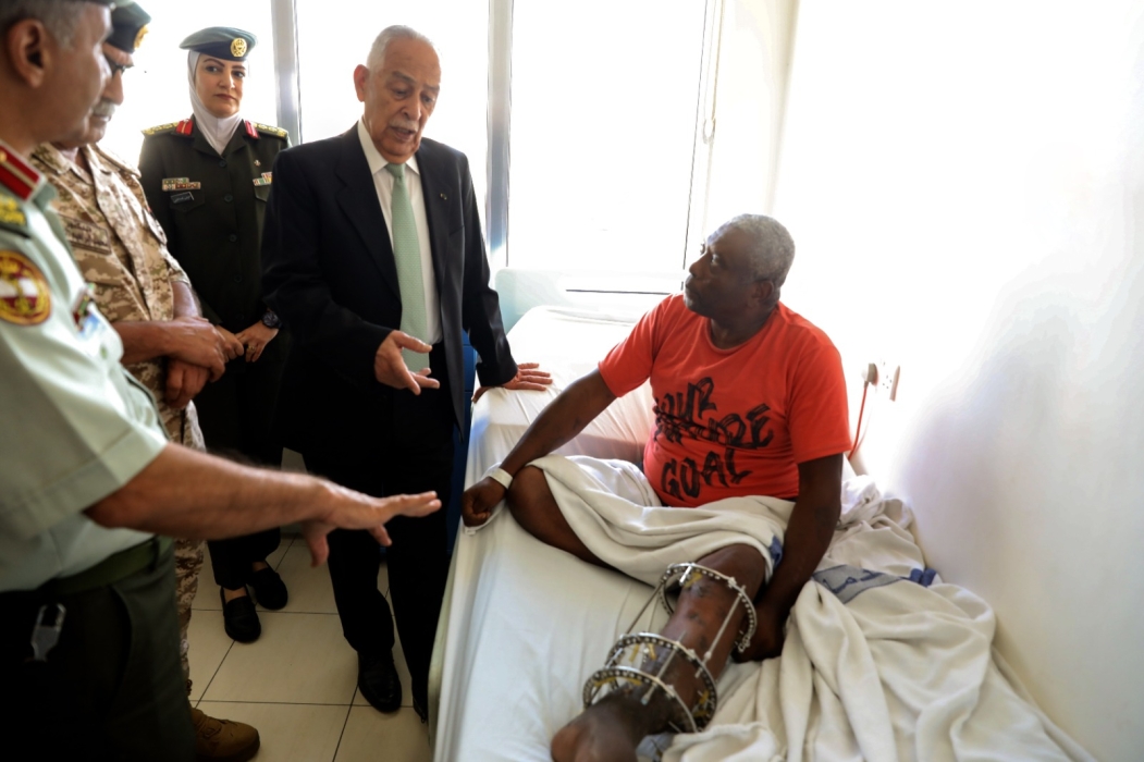 تنفيذا للتوجيهات الملكية العيسوي يطمئن على صحة البطل العالمي الجنيدي والمواطن الفريحات...صور