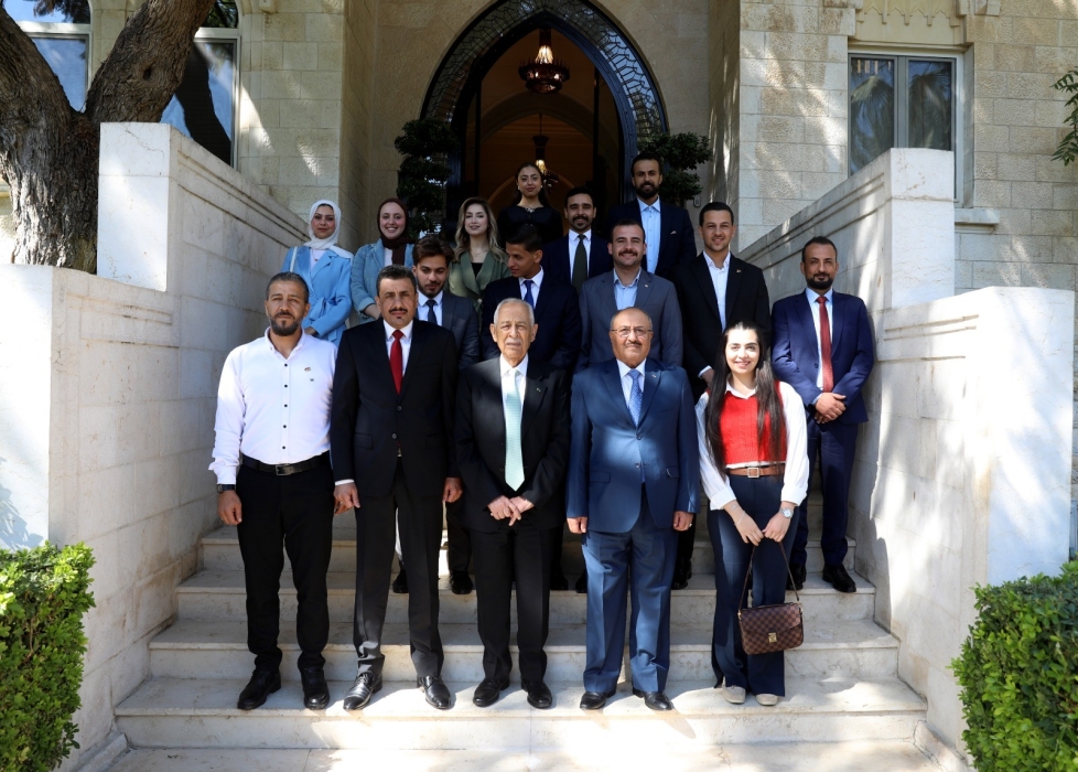 رئيس الديوان الملكي خلال لقائه وفدا شبابيا..صور