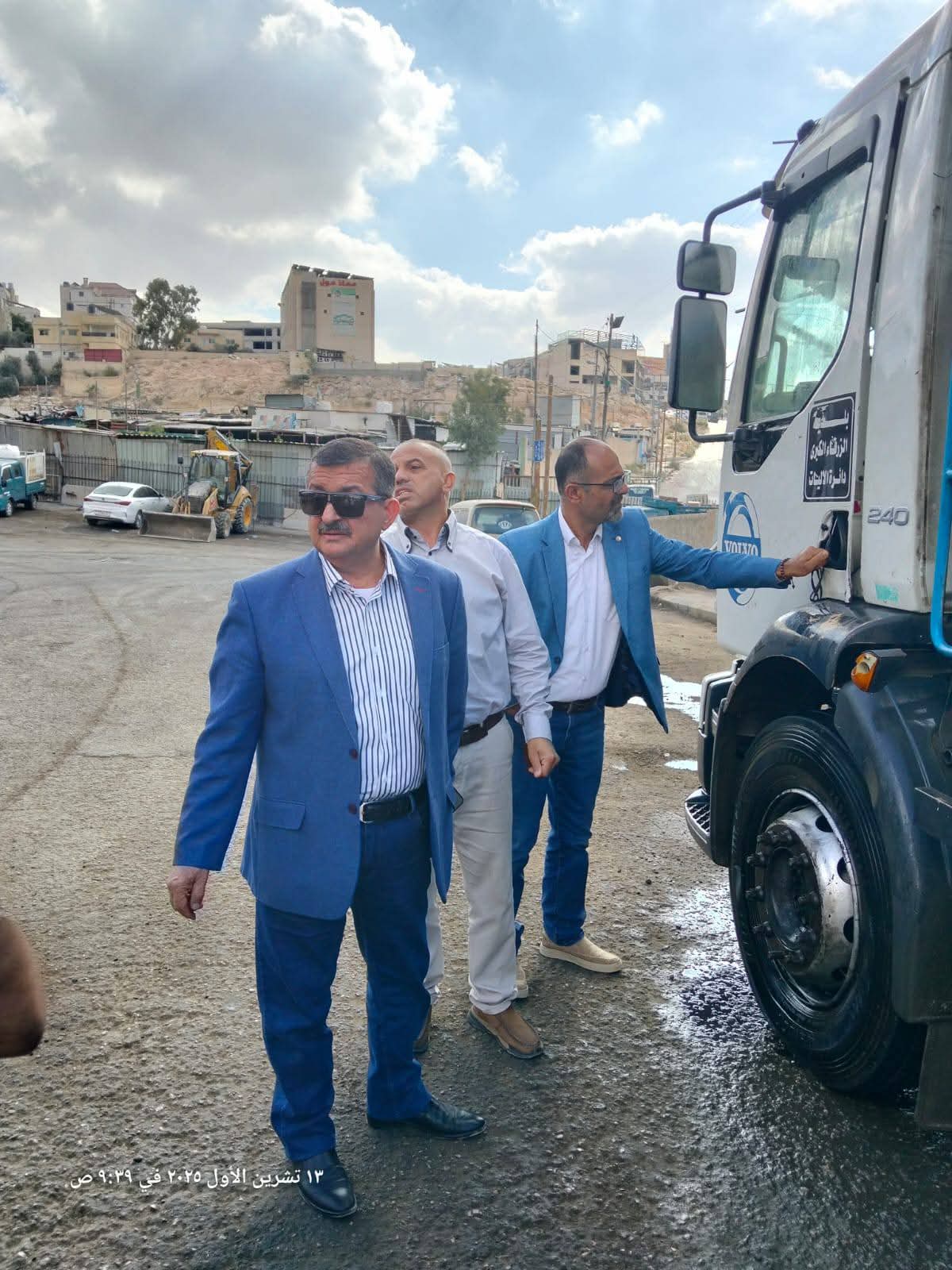 الخشمان يتفقد دائرة النقليات ويطلع على سير العمل في بلدية الزرقاء ...صور