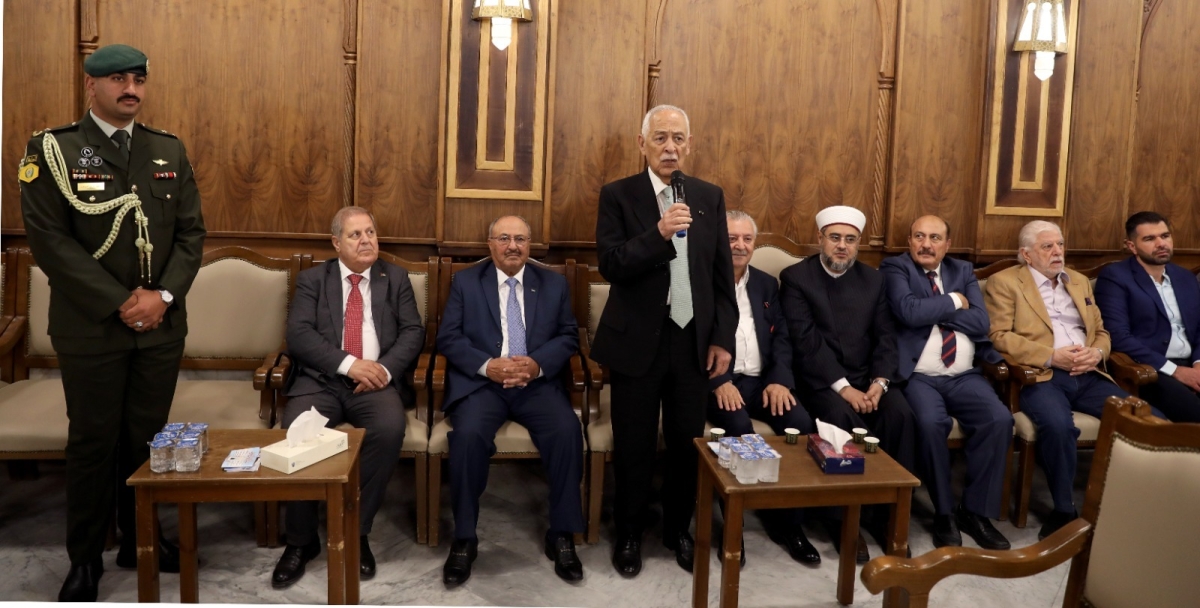 مندوبا عن الملك وولي العهد. العيسوي يعزي آل الخضري...صور