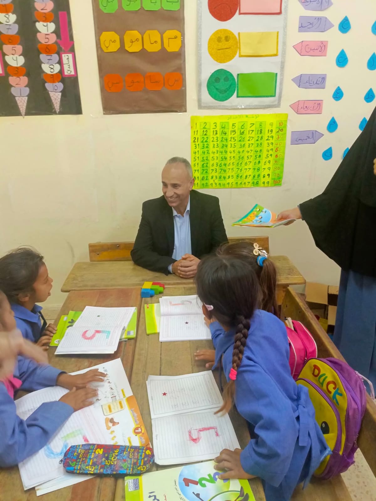 العقيل يتفقد المدارس النائية