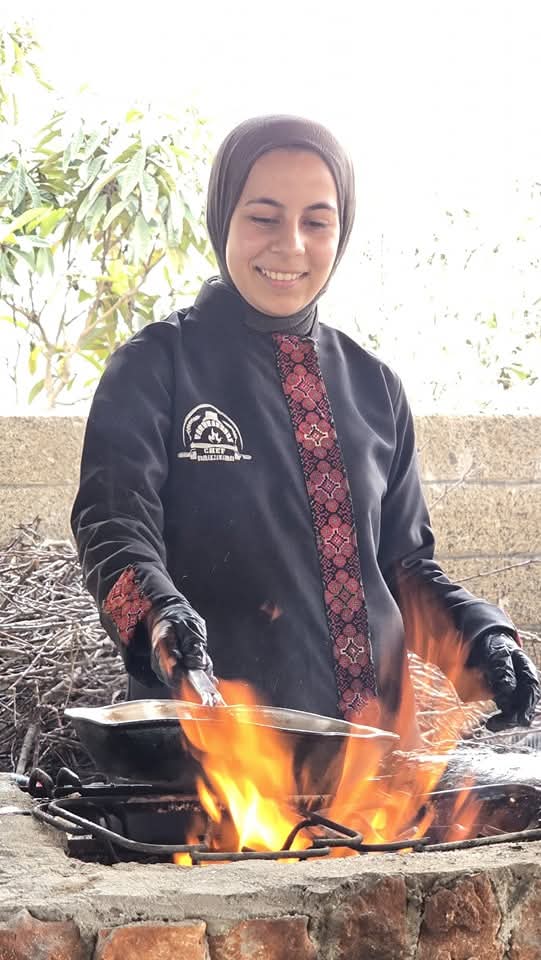 شابة تنسج من قلب الريف العجلوني قصة نجاحها وتفتح نافذة أمل لنساء مجتمعها