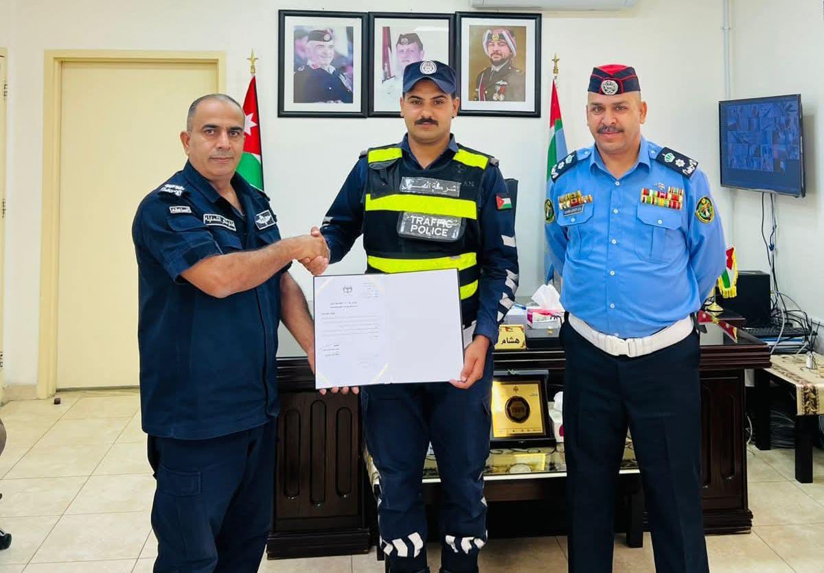 مدير شرطة غرب معان يكرم الشرطي أحمد السعايدة