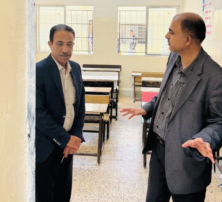 مدير تربية الموقر يتابع أعمال الصيانة في مدرسة رجم الشامي الغربي الثانوية للبنين
