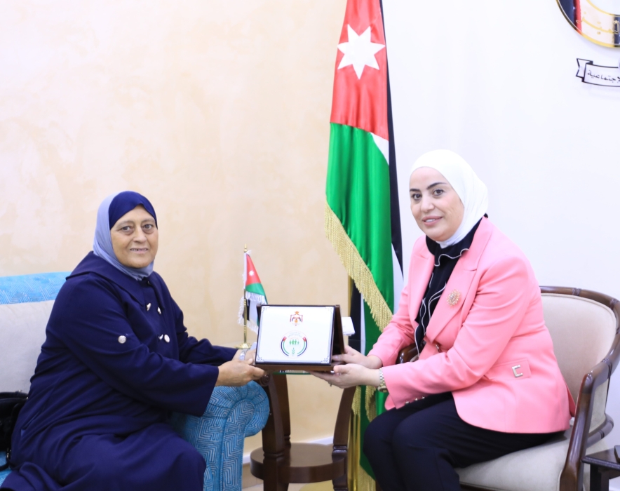 ‏وزيرة التنمية الاجتماعية تكرم الفائزة بجائزة المرأة العربية  عدلة الطويسي... وتكرم الفائزين بجائزة الموظف المثالي في الوزارة