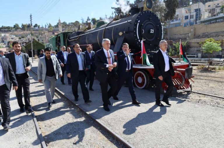وزير النقل يزور مؤسسة الخط الحديدي الحجازي
