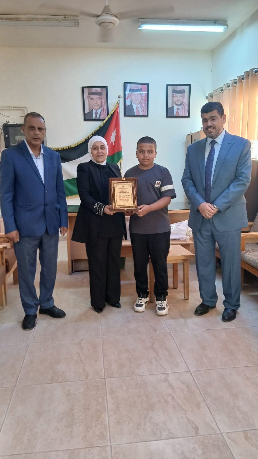 العدوان تكرم طالباً حافظاً لكتاب الله في شهداء الكرامة الثانوية للبنين