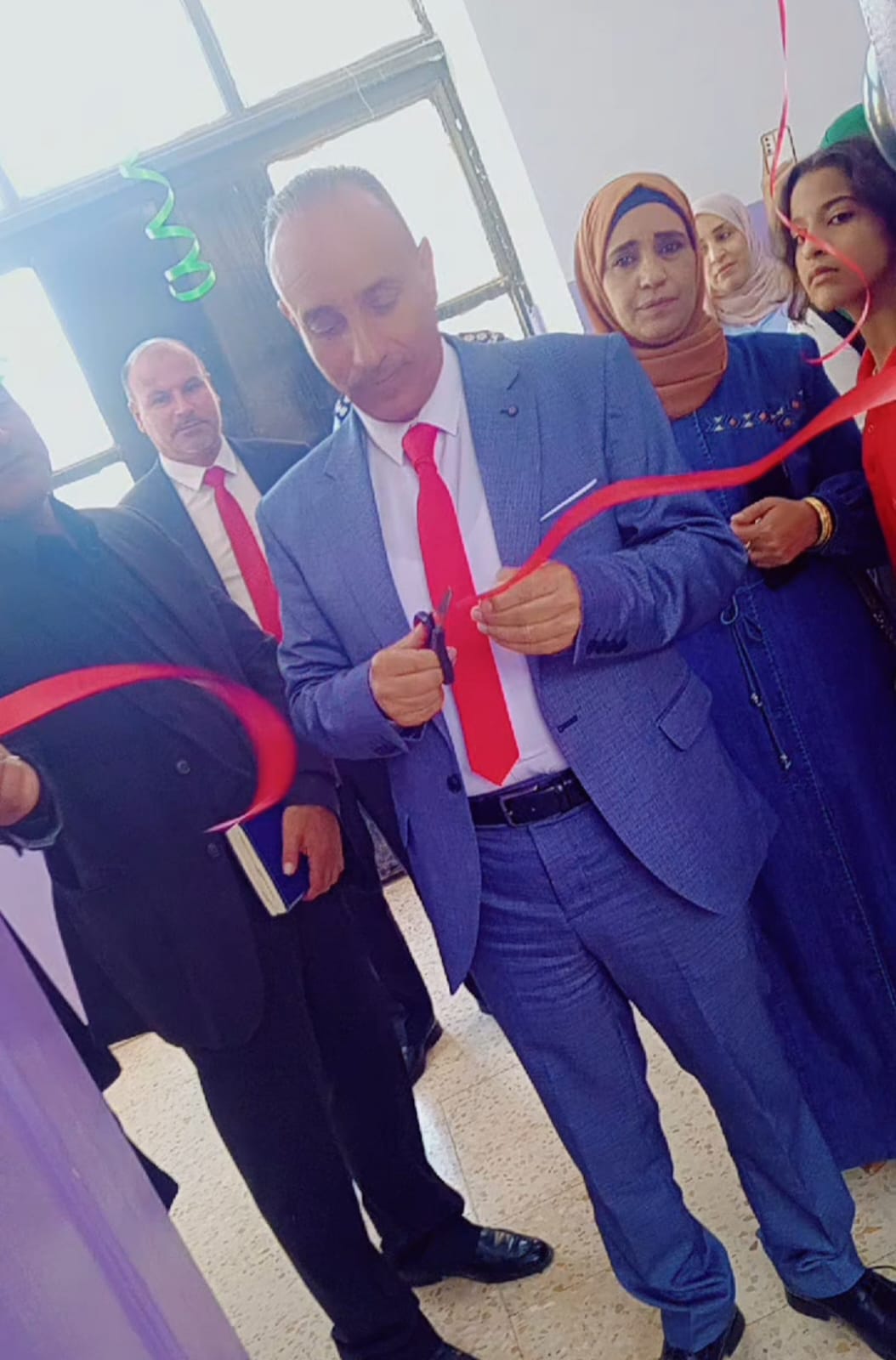 العقيل يفتتح معرض الملابس في ذيبان الثانوية.