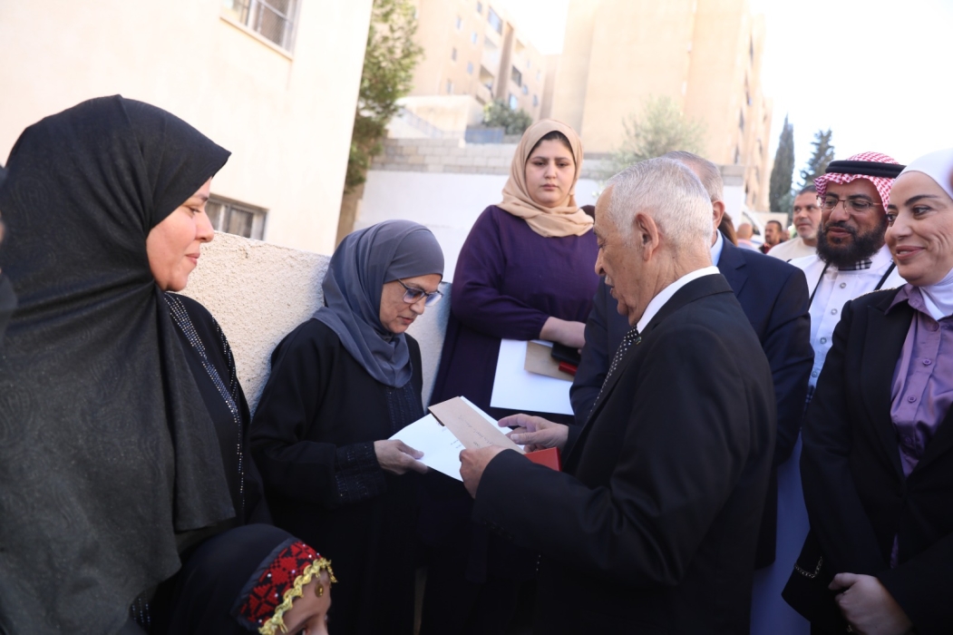 العيسوي يسلم مفاتيح شقق سكنية وشهادات الانتفاع للأسر المستفيدة من مبادرة مساكن الأسر العفيفة