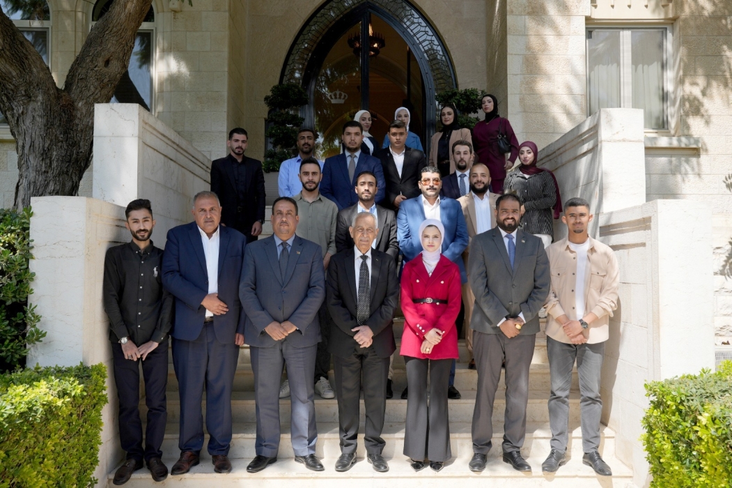 رئيس الديوان الملكي خلال لقائه وفدا شبابيا من مبادرة أفق قيادة سياسية