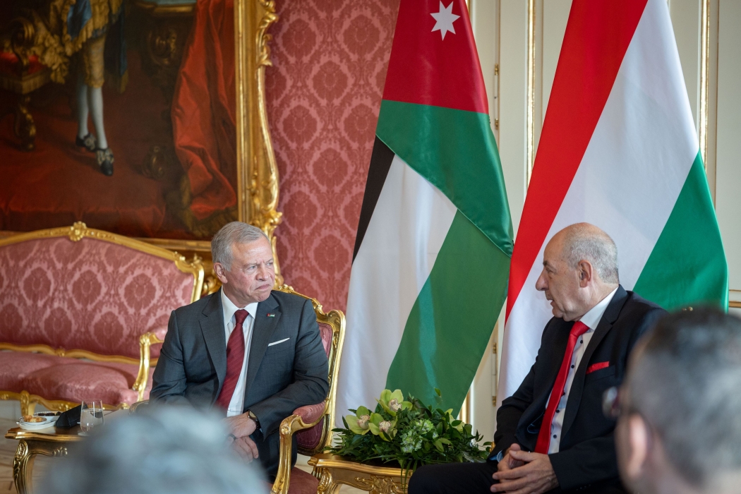 الملك ورئيس هنغاريا يؤكدان أهمية البناء على التعاون بين البلدين في مختلف المجالات