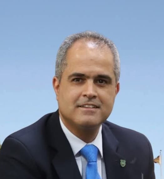 المحامي خالد هاني يهنئ ابن عمه شاكر أبودلو بتعيينه مديراً لوحدة القبول والتسجيل في الأردنية