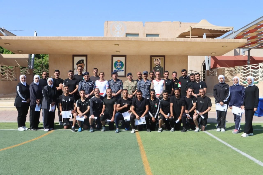 تخريج دورة مدربي اللياقة البدنية في قيادة القوة البحرية والزوارق الملكية...صور