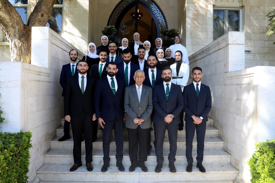 العيسوي خلال لقائه وفدًا من فريق إحنا بخير التطوعي : نستمد العزم من الملك ...صور