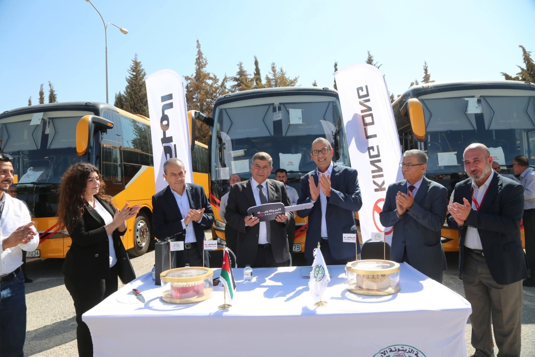 جامعة الزيتونة الأردنية تتسلم حافلات حديثة   من شركة King Long